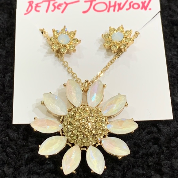 BETSEY JOHNSON SPARKLING DAISY NECKLACE AND EARRINGS SET! - Picture 7 of 11